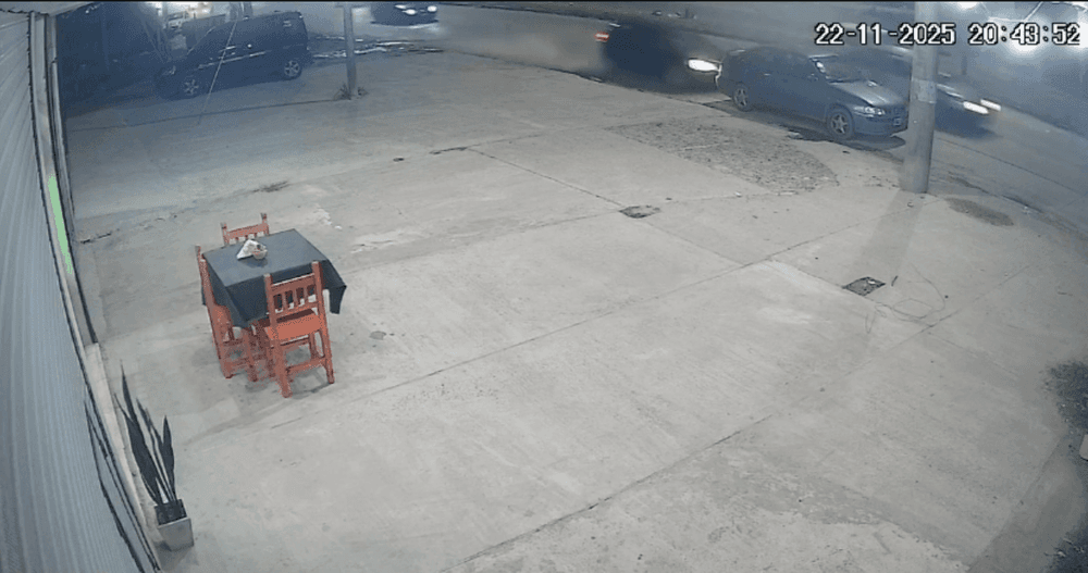 Provocó un choque en La Plata, dejó herida a una mujer y ahora lo buscan