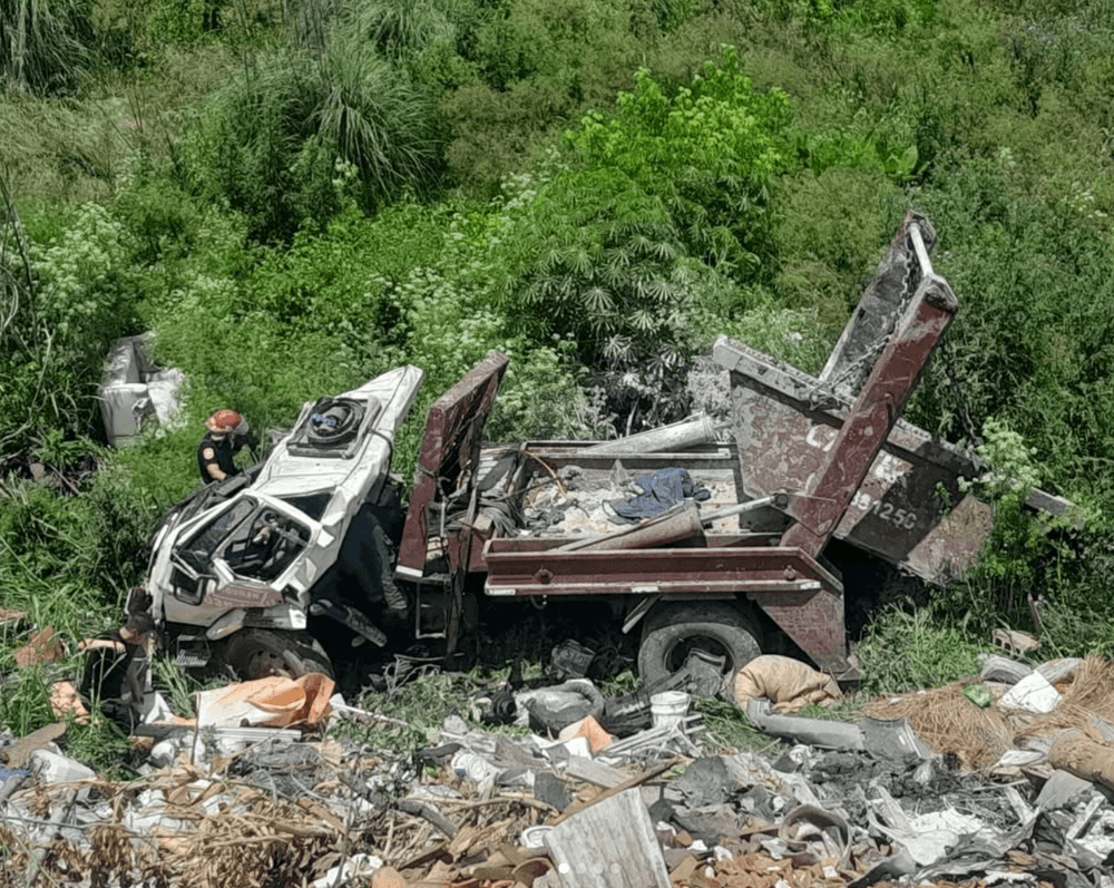 Un camión volcó dentro de una cantera en Romero y dos trabajadores resultaron heridos