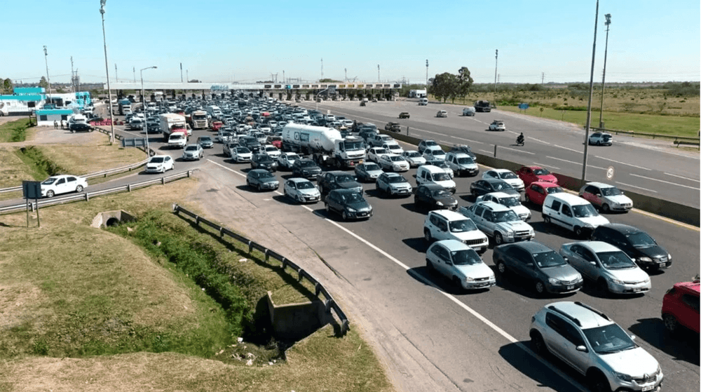 Intensa afluencia vehicular rumbo a la Costa Atlántica por el fin de semana largo