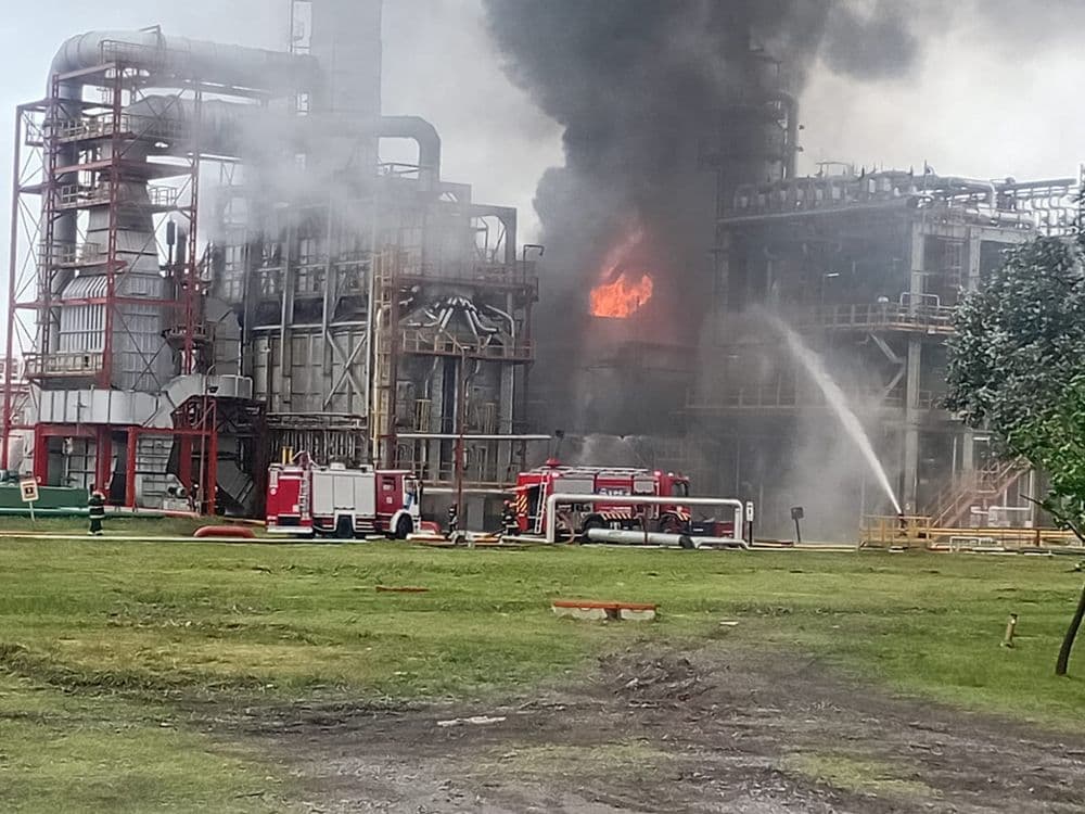 Alarma en Ensenada por un incendio en la destilería de YPF: el humo se vio desde La Plata y Berisso