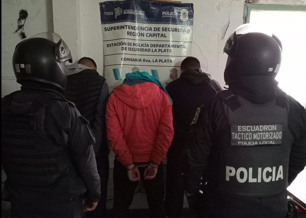 La Plata: tres jóvenes fueron detenidos por golpear y robarle el celular a un vendedor ambulante