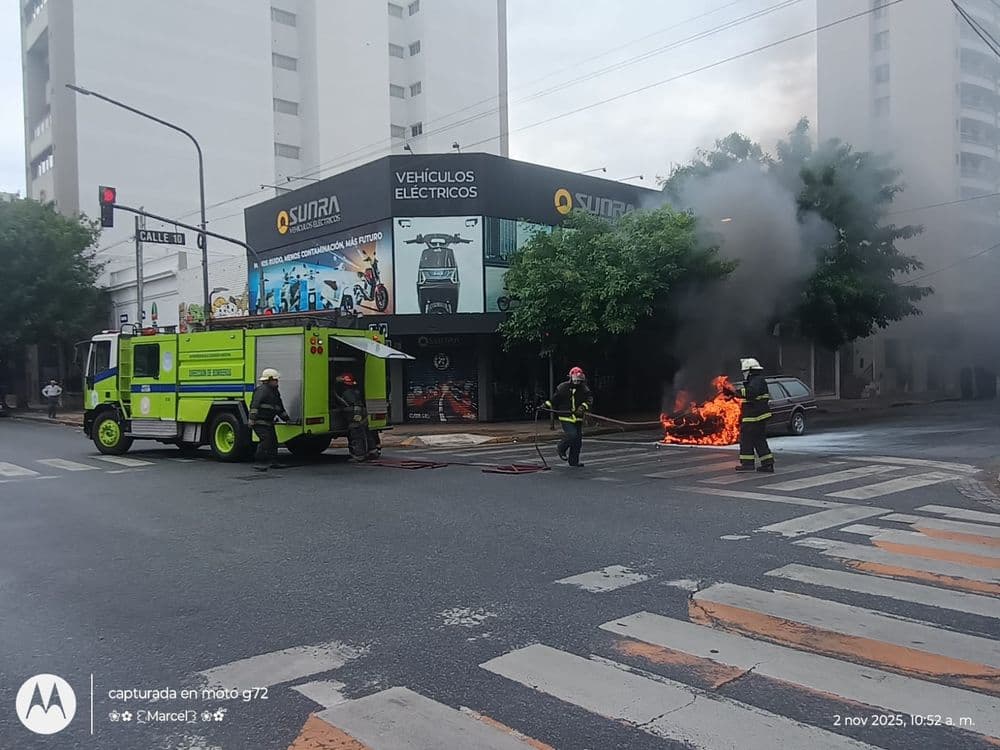 La Plata: un jubilado se salvó de milagro tras el incendio total de su auto en pleno centro
