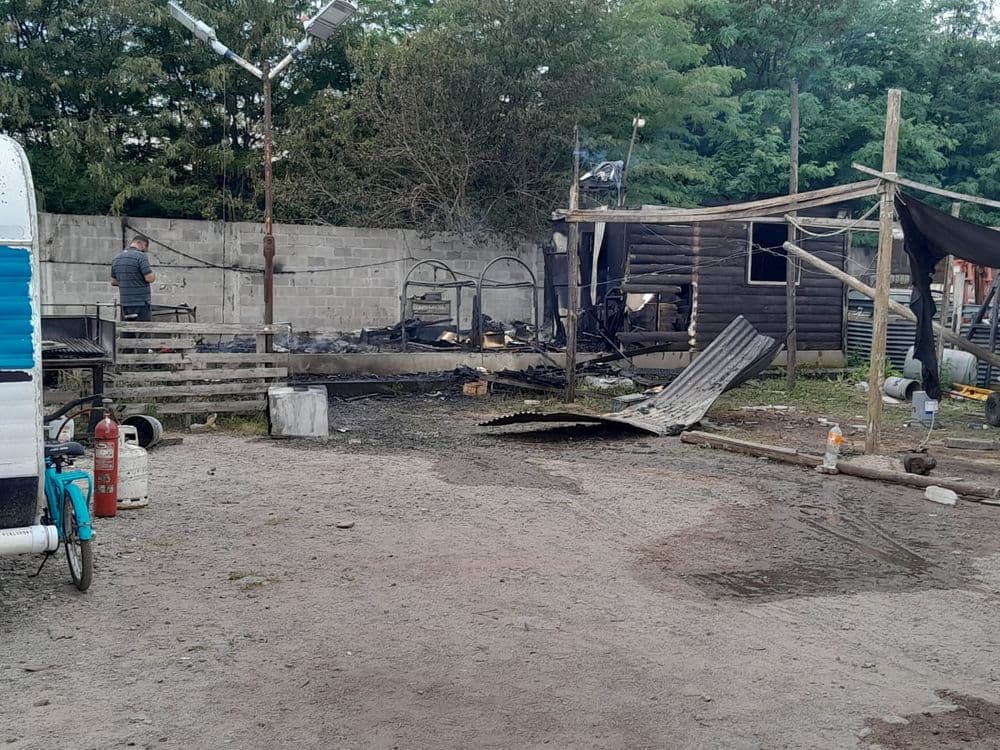 Un voraz incendio destruyó por completo una vivienda en San Carlos y una familia perdió todo