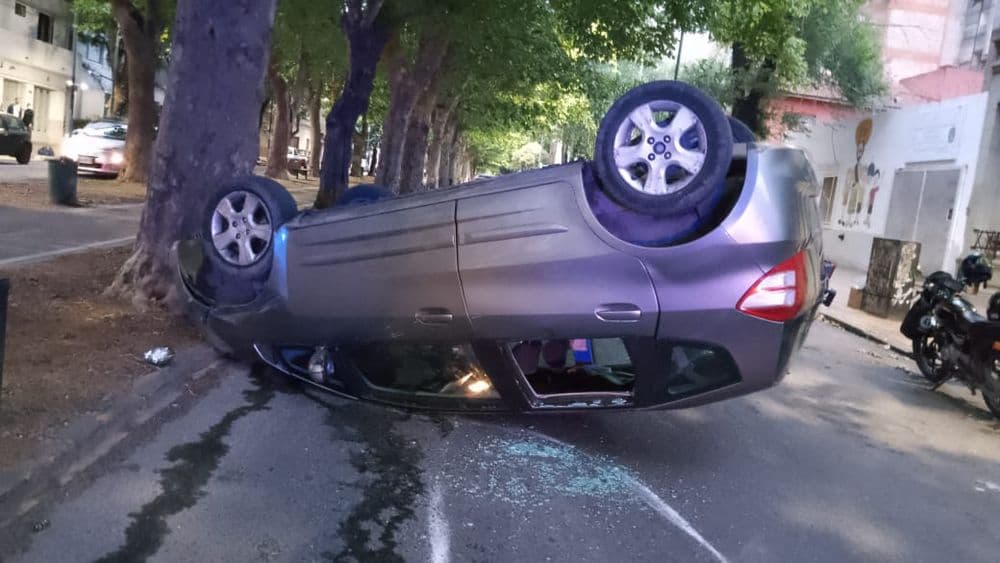 Vuelco de un auto en calle 60 entre 3 y 4: la conductora resultó ilesa