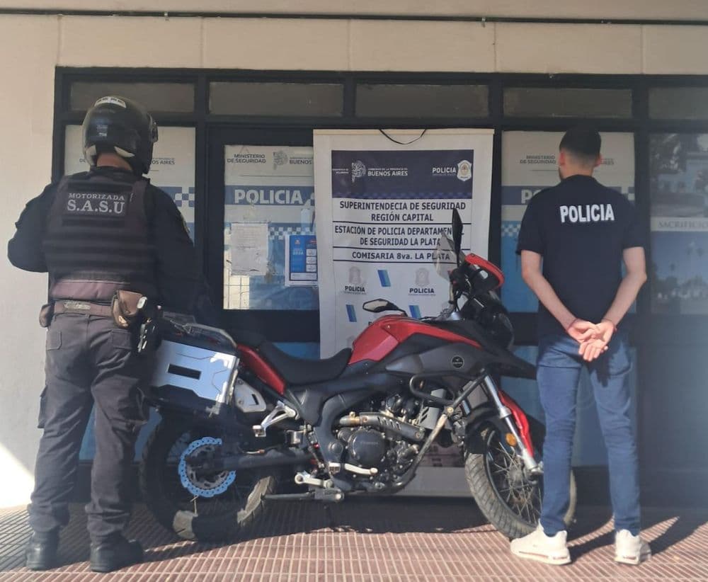 Recuperaron una moto robada y detuvieron a dos adolescentes en La Plata