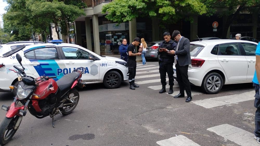 La Plata: Un motociclista resultó herido tras un choque en pleno centro