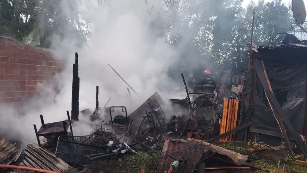 Incendio en San Carlos: dos casillas destruidas y una tercera salvada por bomberos