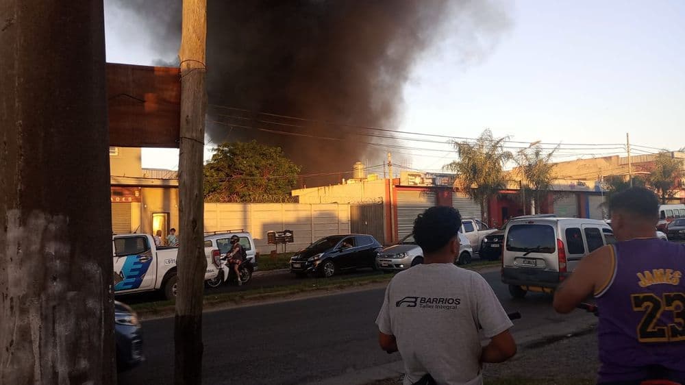 La Plata: voraz incendio en un corralón de 527 y 31 generó una densa columna de humo visible a kilómetros