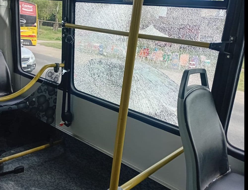 La Plata: Ataque a un colectivo de la Línea Este con un cascote