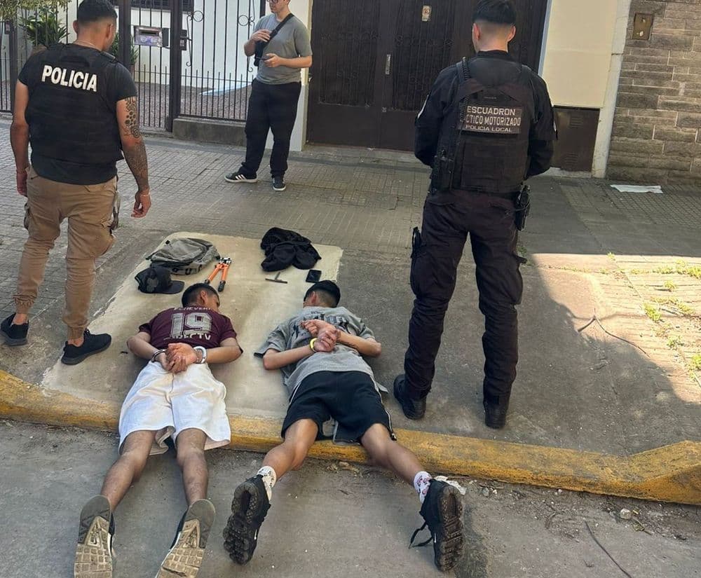 Detienen a dos jóvenes tras intentar robar una moto en el centro de La Plata