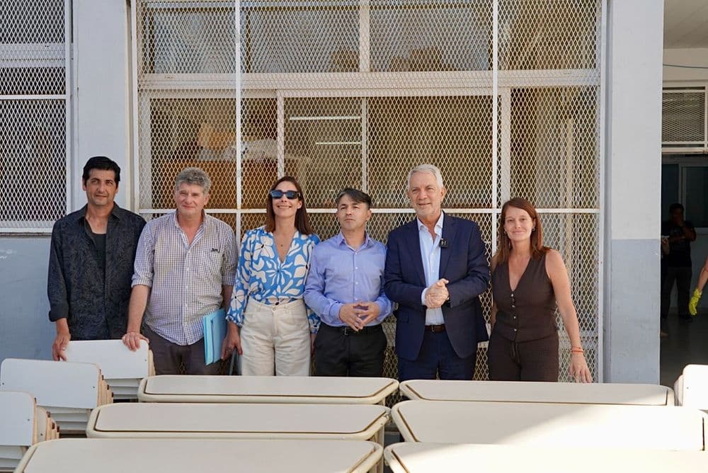 Alak entregó nuevo mobiliario escolar que beneficiará a cerca de 2.600 estudiantes platenses