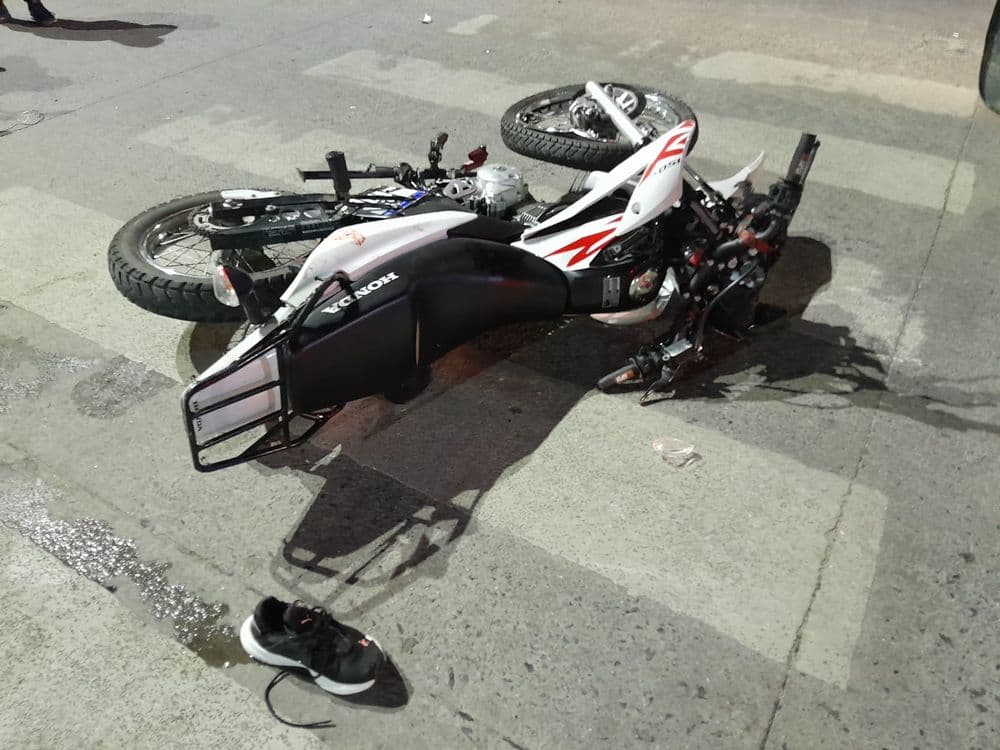 Cuatro jóvenes heridos tras un violento choque entre motos en 143 y 32