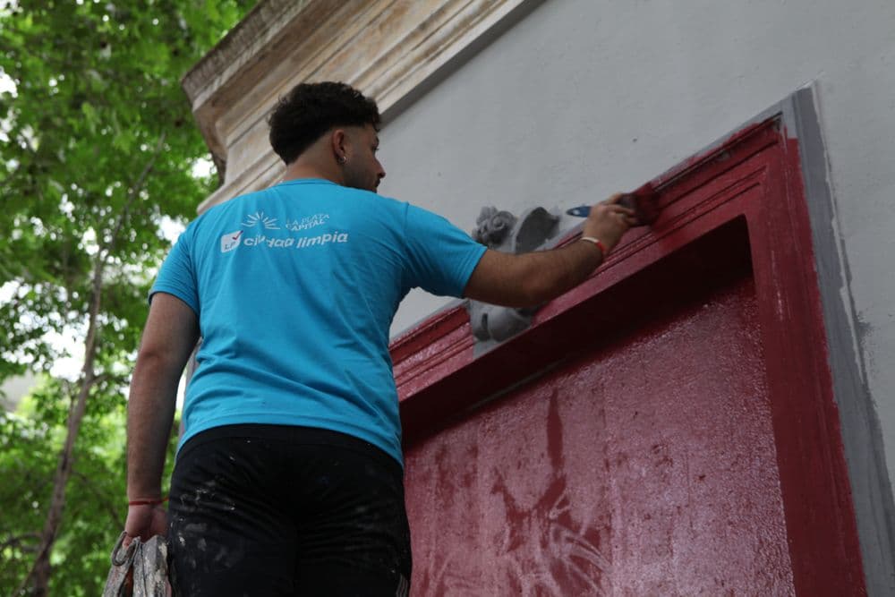 El Municipio intervino nuevas fachadas, recuperó mobiliario urbano y renovó más cartelería