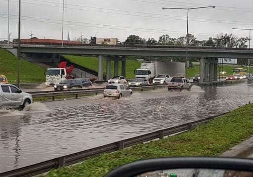 Calles anegadas, cortes de luz y alerta naranja por el temporal en el AMBA
